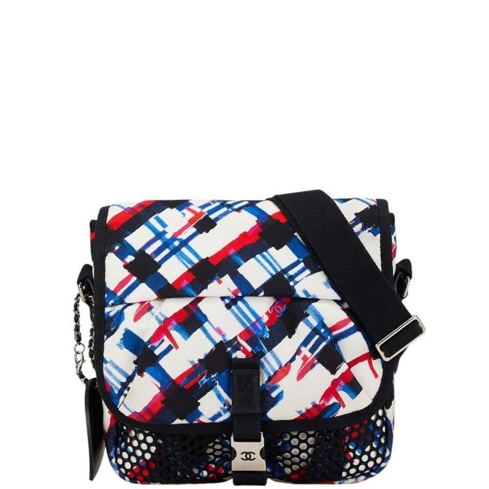 CHANEL White Shoulder Bag
